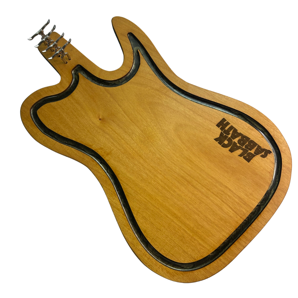 Tábua de Corte Artesanal Guitarra Black Sabbath - Madeira Nobre com Suporte Garfos - Coleção Rock Legends
