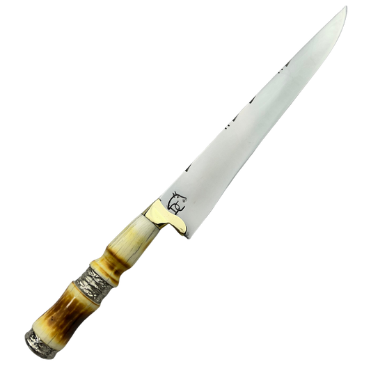 Faca artesanal Doma Crioula em aço inox com detalhes em latão dourado mostrando a textura da lâmina