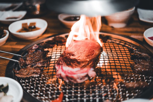 Carne grelhada com mesa posta de churrasco para os convidados