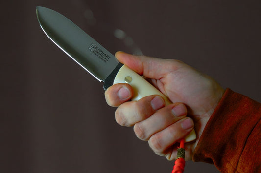 Aço carbono ou aço inox: qual escolher em uma faca artesanal para presente