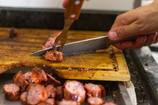 Qual faca é boa para cortar carne de churrasco?