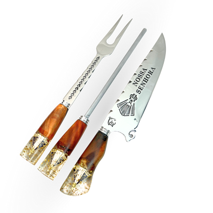 Kit Artesanal 10" 3 Peças (Garfo + Faca + Chaira) - Cabo Híbrido Madeira e Resina com Nossa Senhora