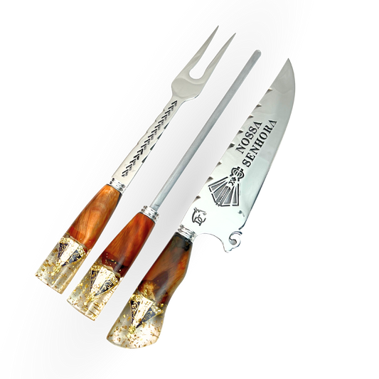 Kit Artesanal 10" 3 Peças (Garfo + Faca + Chaira) - Cabo Híbrido Madeira e Resina com Nossa Senhora