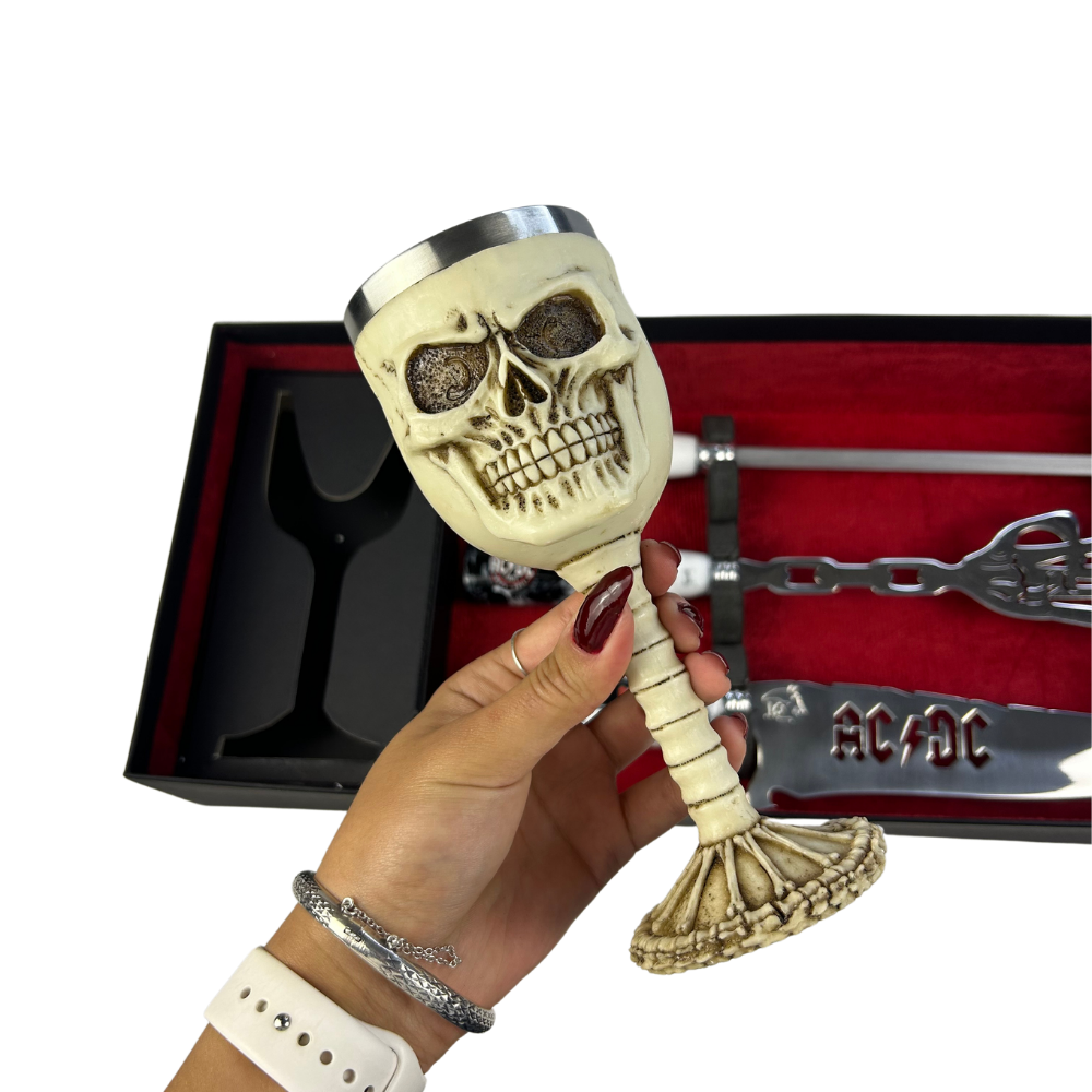 Kit AC/DC Premium - Faca 8", Garfo, Chaira e Taça Caveira em Resina - Edição Especial