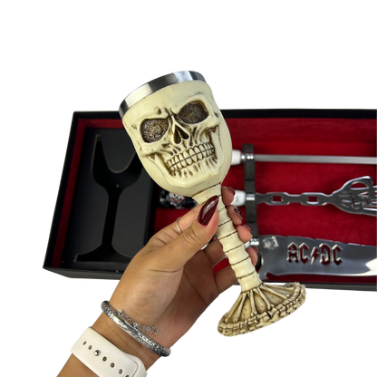 Kit AC/DC Premium - Faca 8", Garfo, Chaira e Taça Caveira em Resina - Edição Especial