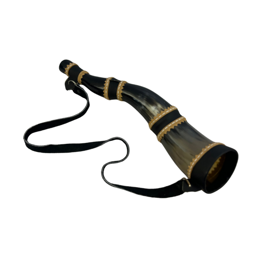 Berrante Artesanal em Chifre de Boi Natural - Acabamento em Couro com Detalhes Dourados - Tradição Gaúcha