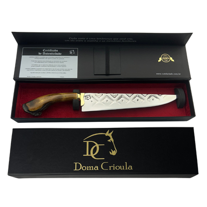 Faca Artesanal 11" - Lâmina Matrizada 3mm - Cabo Chifre de Cervo Legítimo Queimado - Guarda Latão Dourado - 33cm Total