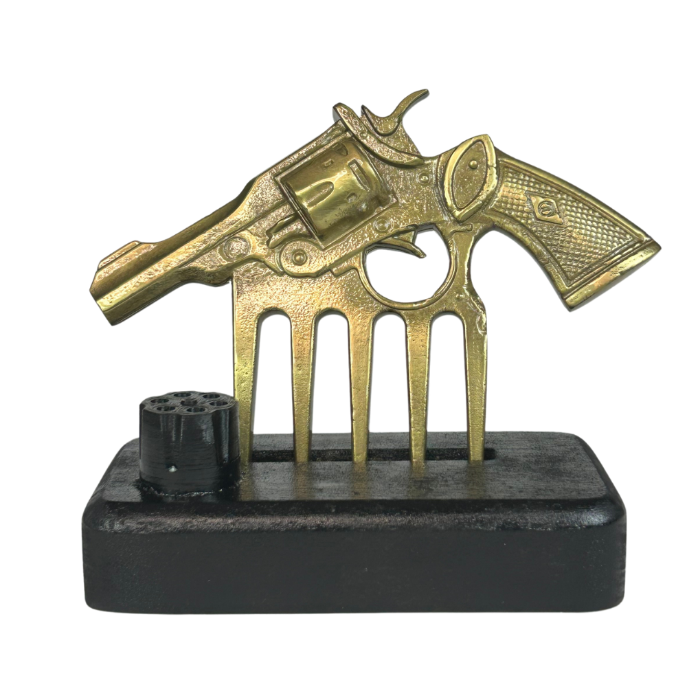 Garra em Formato de Arma Dourada com Suporte - Acabamento Ouro Envelhecido - Base Madeira Preta