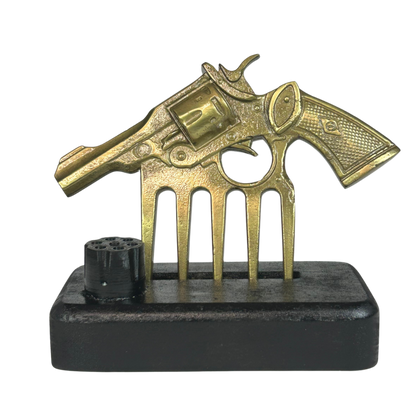 Garra em Formato de Arma Dourada com Suporte - Acabamento Ouro Envelhecido - Base Madeira Preta