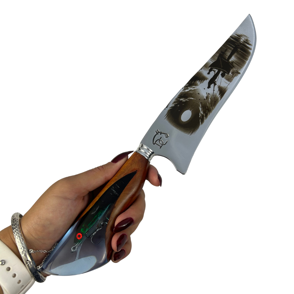 Faca Artesanal 8" Pesca - Gravação Laser Cena de Pesca - Cabo Resina com Isca Embutida