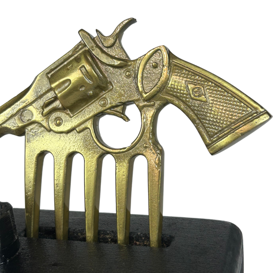 Garra em Formato de Arma Dourada com Suporte - Acabamento Ouro Envelhecido - Base Madeira Preta | Doma Crioula Cutelaria Artesanal