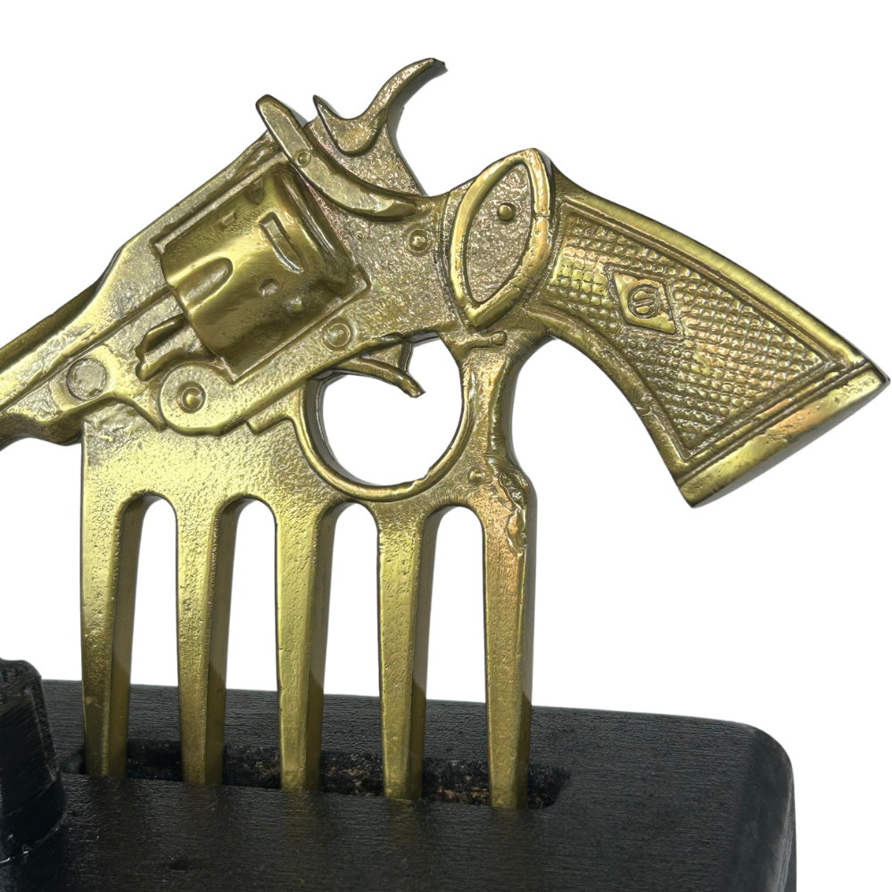 Garra em Formato de Arma Dourada com Suporte - Acabamento Ouro Envelhecido - Base Madeira Preta