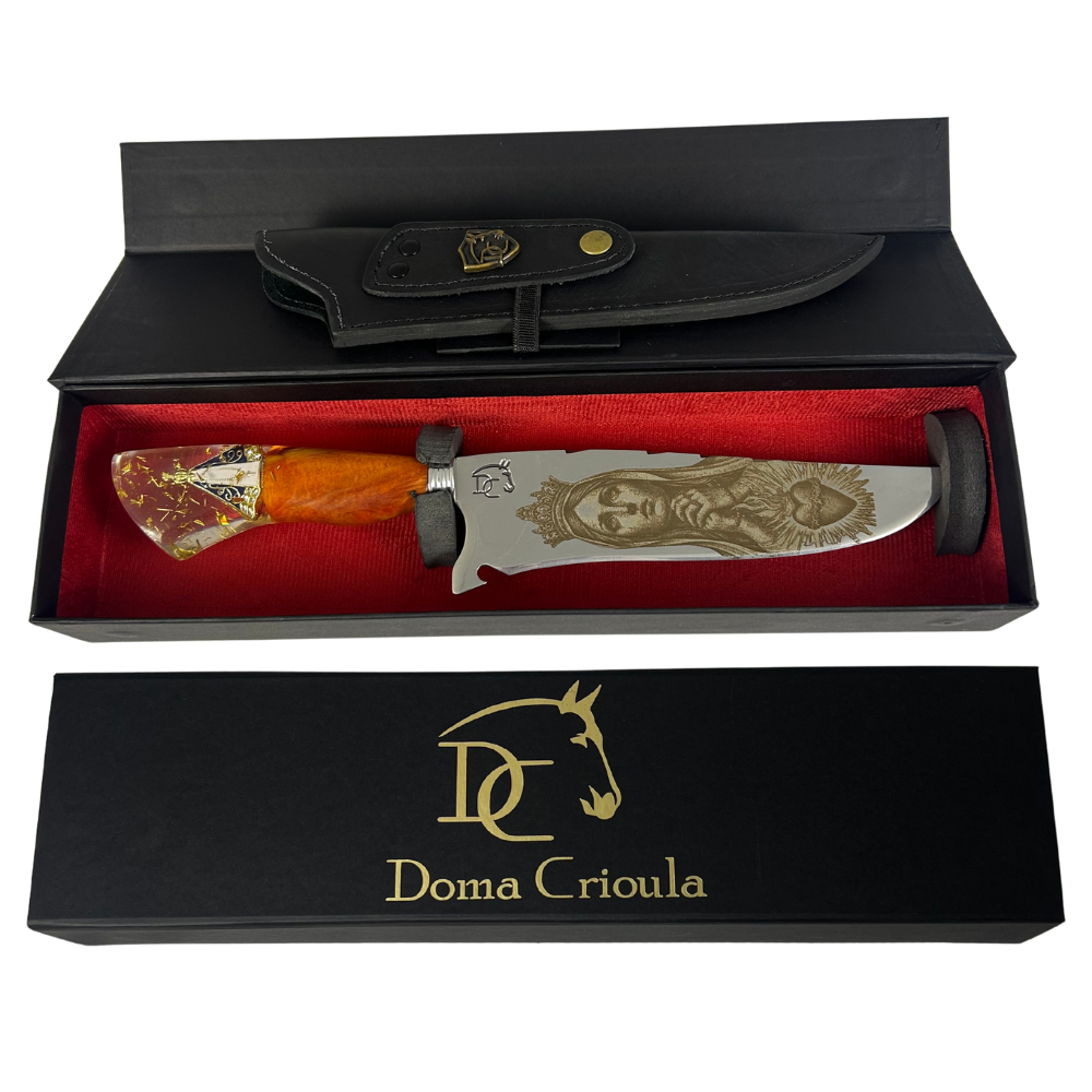 Faca Artesanal 8" Nossa Senhora Aparecida - Gravação a Laser - Cabo Madeira e Resina com Medalha Dourada