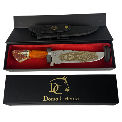 Faca Artesanal 8" Nossa Senhora Aparecida - Gravação a Laser - Cabo Madeira e Resina com Medalha Dourada