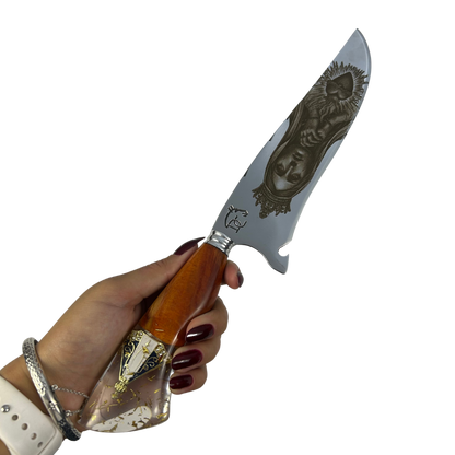 Faca Artesanal 8" Nossa Senhora Aparecida - Gravação a Laser - Cabo Madeira e Resina com Medalha Dourada