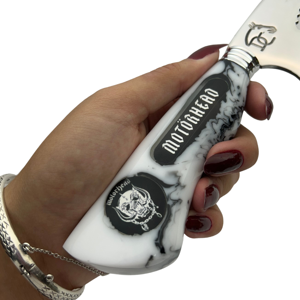 Faca Artesanal Motörhead - Cabo Marmorizado Branco e Preto - Logo Gravado - Bainha Couro - Embalagem Premium | Doma Crioula Cutelaria Artesanal