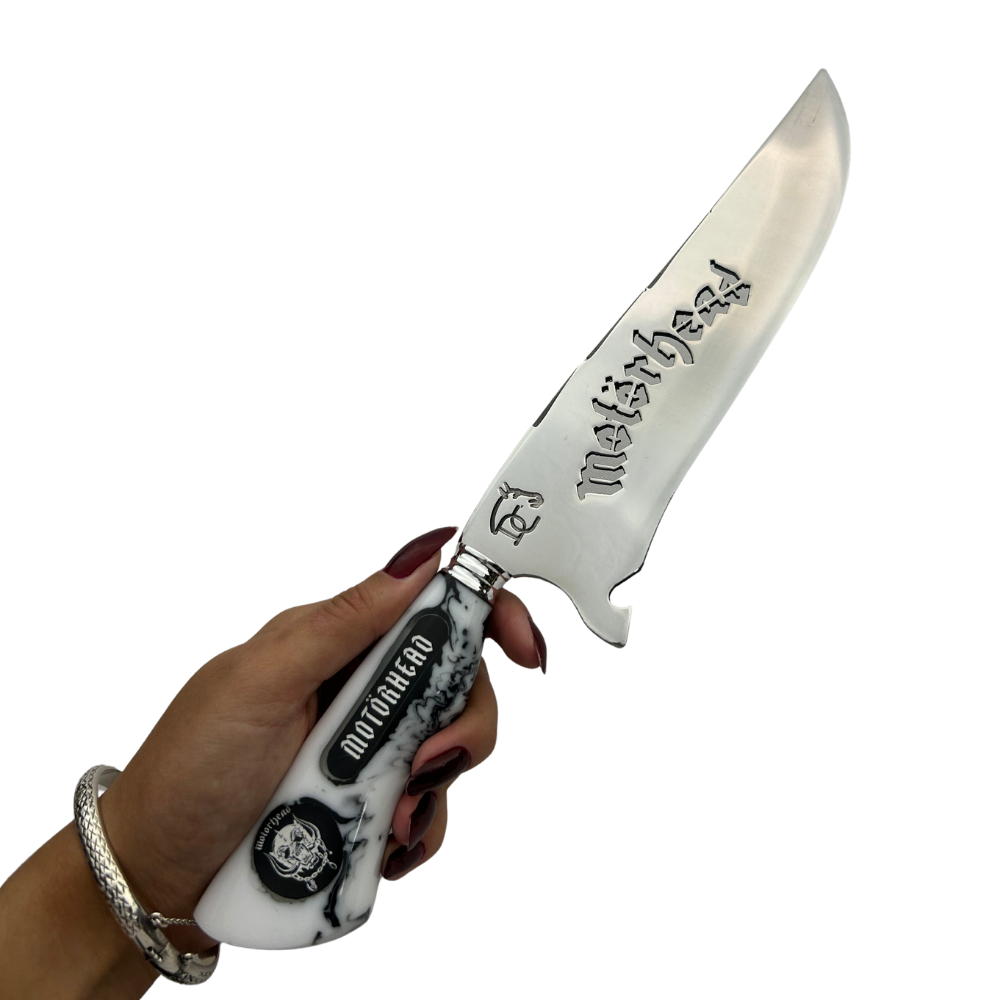 Faca Artesanal Motörhead - Cabo Marmorizado Branco e Preto - Logo Gravado - Bainha Couro - Embalagem Premium | Doma Crioula Cutelaria Artesanal