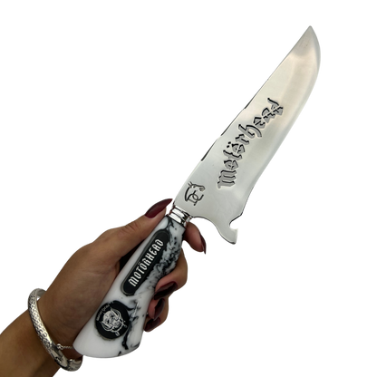 Faca Artesanal Motörhead - Cabo Marmorizado Branco e Preto - Logo Gravado - Bainha Couro - Embalagem Premium | Doma Crioula Cutelaria Artesanal