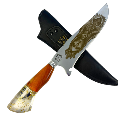 Faca Artesanal 8" Nossa Senhora Aparecida - Gravação a Laser - Cabo Madeira e Resina com Medalha Dourada