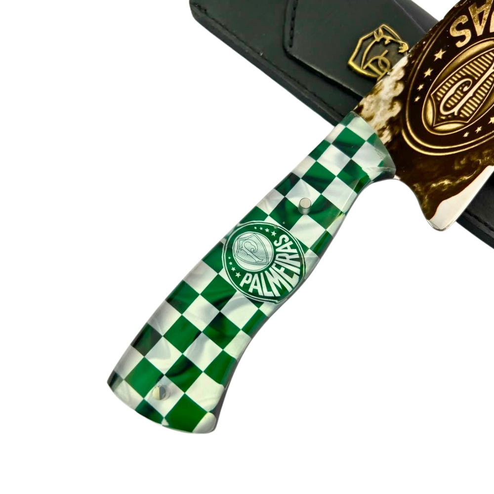Faca artesanal Palmeiras – lâmina gravada com arte temática e cabo xadrez verde