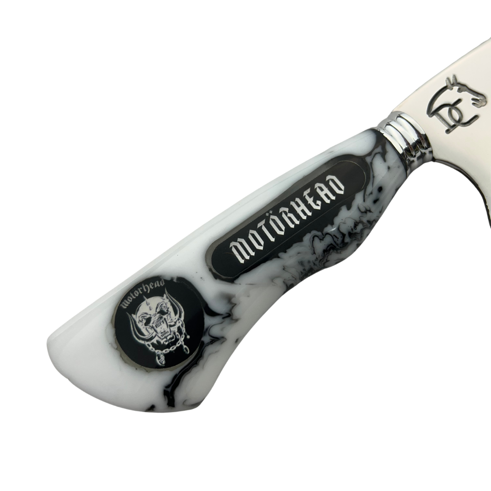 Faca Artesanal Motörhead - Cabo Marmorizado Branco e Preto - Logo Gravado - Bainha Couro - Embalagem Premium | Doma Crioula Cutelaria Artesanal