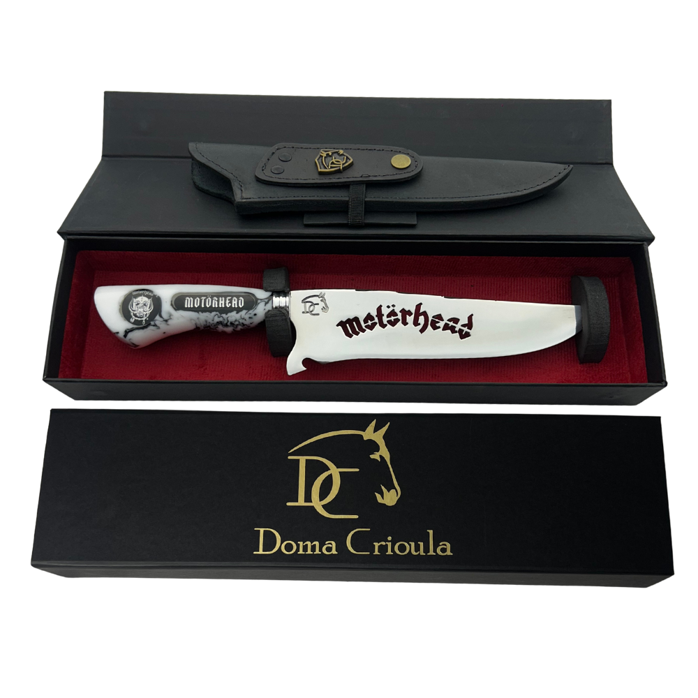 Faca Artesanal Motörhead - Cabo Marmorizado Branco e Preto - Logo Gravado - Bainha Couro - Embalagem Premium | Doma Crioula Cutelaria Artesanal