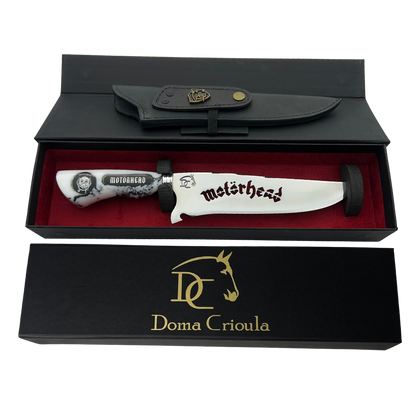 Faca Artesanal Motörhead - Cabo Marmorizado Branco e Preto - Logo Gravado - Bainha Couro - Embalagem Premium | Doma Crioula Cutelaria Artesanal