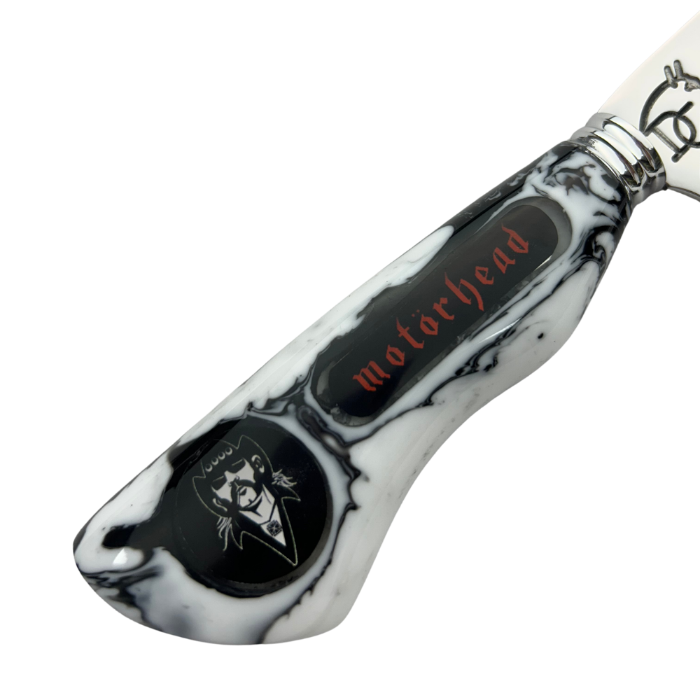 Faca Artesanal Motörhead - Cabo Marmorizado Branco e Preto - Logo Gravado - Bainha Couro - Embalagem Premium | Doma Crioula Cutelaria Artesanal