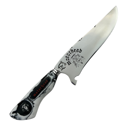 Faca Artesanal Motörhead - Cabo Marmorizado Branco e Preto - Logo Gravado - Bainha Couro - Embalagem Premium | Doma Crioula Cutelaria Artesanal