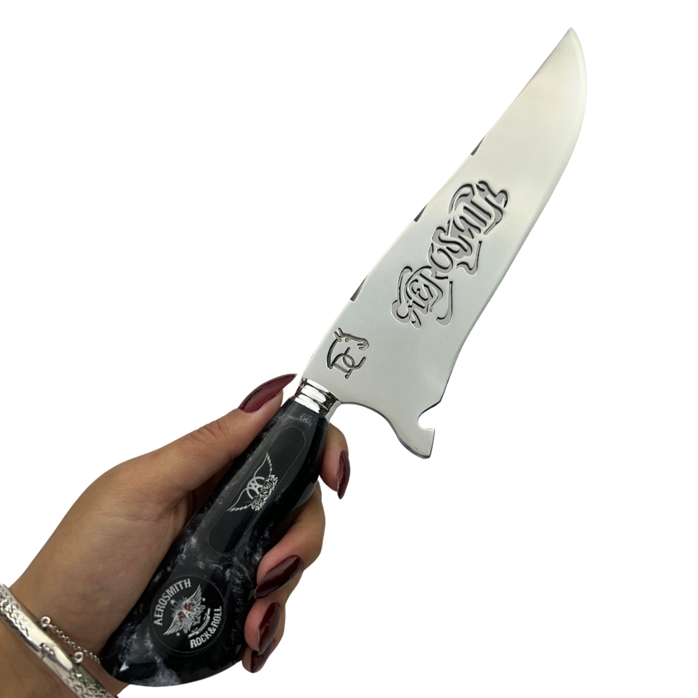 Faca Artesanal Aerosmith - Cabo Marmorizado Preto - Logo Rock & Roll Gravado - 33cm Total - Bainha Couro | Doma Crioula Cutelaria Artesanal