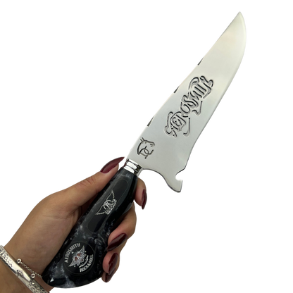 Faca Artesanal Aerosmith - Cabo Marmorizado Preto - Logo Rock & Roll Gravado - 33cm Total - Bainha Couro | Doma Crioula Cutelaria Artesanal
