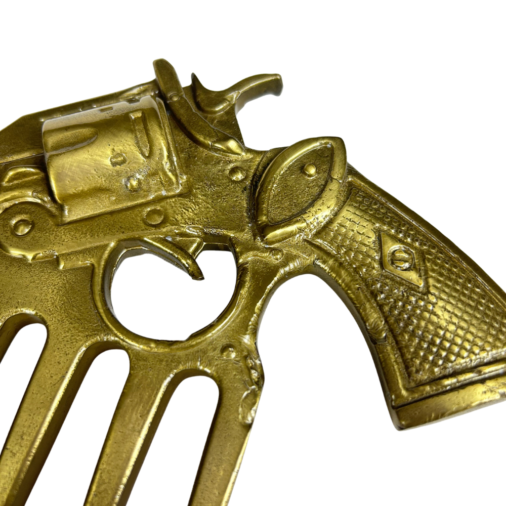 Garra em Formato de Arma Dourada com Suporte - Acabamento Ouro Envelhecido - Base Madeira Preta