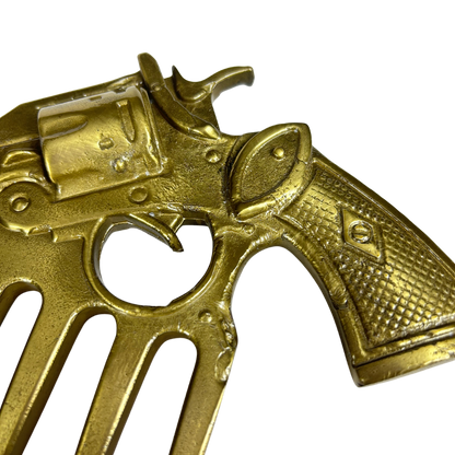 Garra em Formato de Arma Dourada com Suporte - Acabamento Ouro Envelhecido - Base Madeira Preta