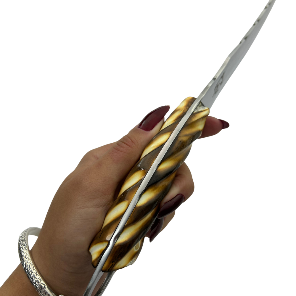 Faca Artesanal 8" Full Tang - Lâmina 3mm - Cabo Chifre de Cervo Trabalhado - Detalhes Maçarico - Guarda Circular Aço