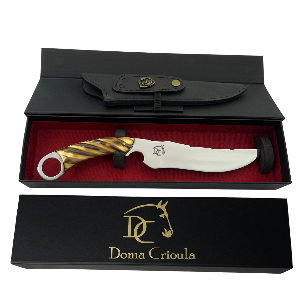 Faca Artesanal 8" Full Tang - Lâmina 3mm - Cabo Chifre de Cervo Trabalhado - Detalhes Maçarico - Guarda Circular Aço