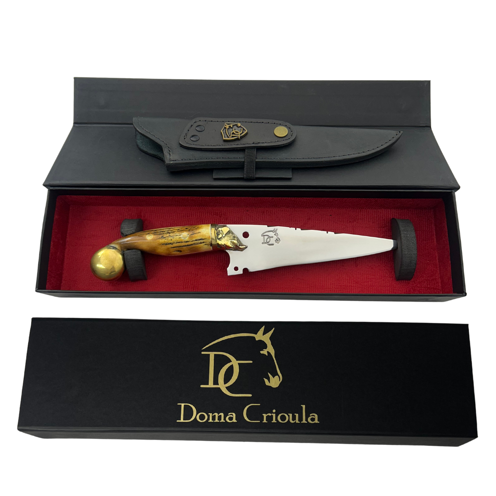 Faca Artesanal 7" - Lâmina 3mm - Cabo Chifre de Cervo Queimado - Guarda Javali Latão - Ponta Latão Dourado - 30cm Total