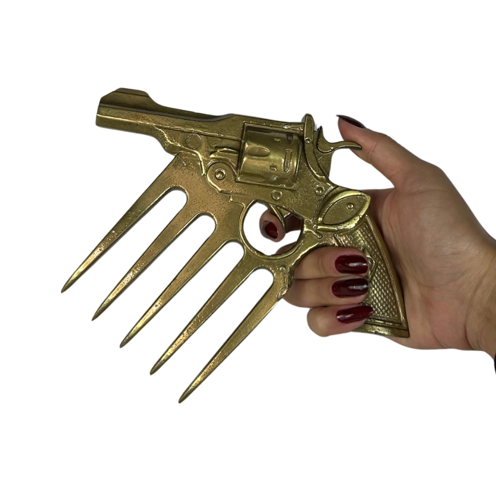 Garra em Formato de Arma Dourada com Suporte - Acabamento Ouro Envelhecido - Base Madeira Preta