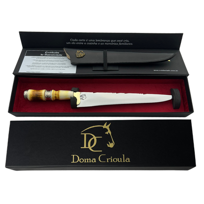 Faca de Churrasco Artesanal 11" - Cabo Osso Bovino Queimado - Detalhes Latão Dourado - 33cm Total | Doma Crioula Cutelaria Artesanal