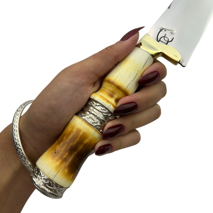 Faca de Churrasco Artesanal 11" - Cabo Osso Bovino Queimado - Detalhes Latão Dourado - 33cm Total | Doma Crioula Cutelaria Artesanal
