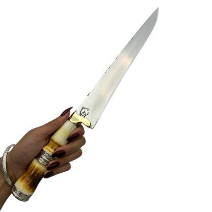 Faca de Churrasco Artesanal 11" - Cabo Osso Bovino Queimado - Detalhes Latão Dourado - 33cm Total | Doma Crioula Cutelaria Artesanal
