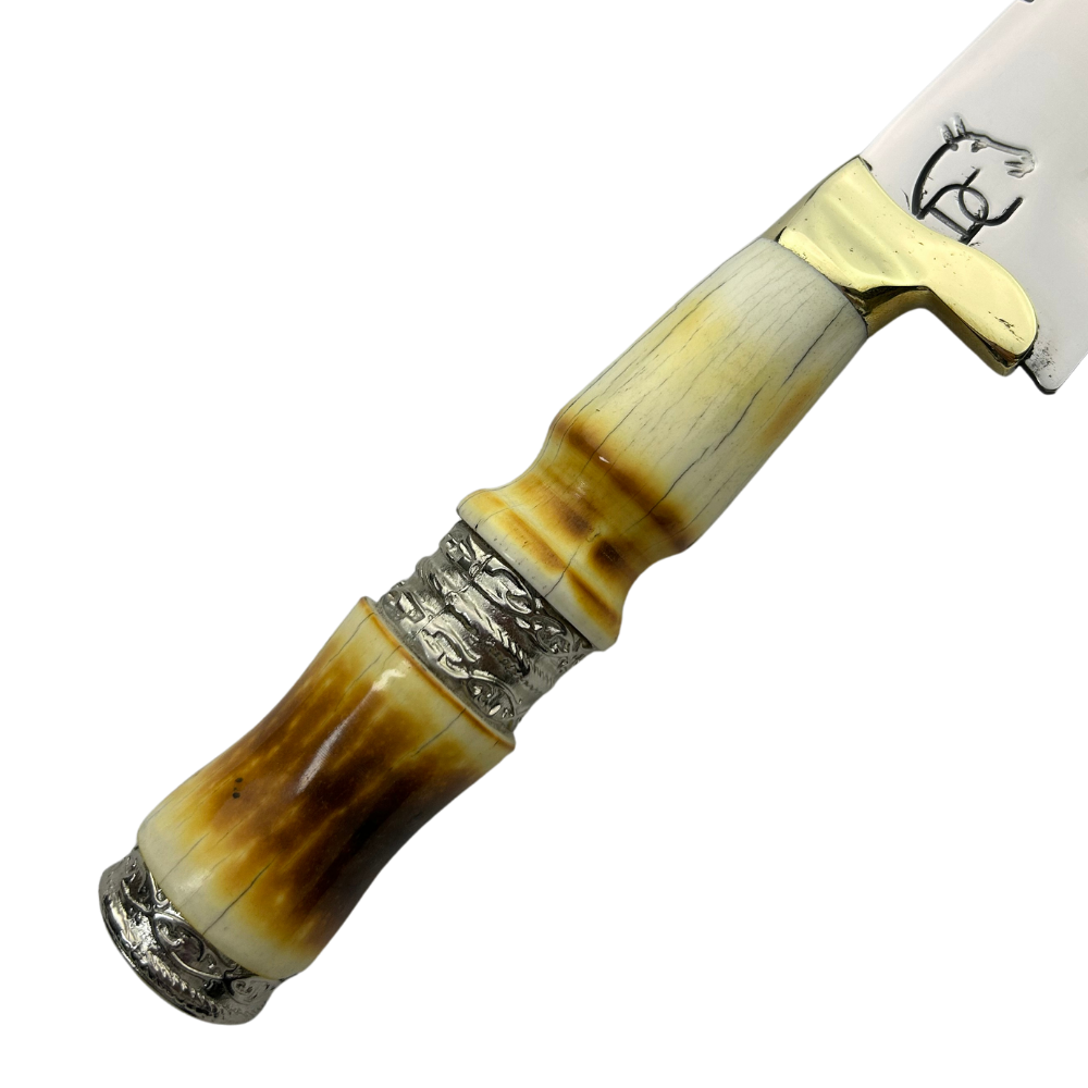 Faca de Churrasco Artesanal 11" - Cabo Osso Bovino Queimado - Detalhes Latão Dourado - 33cm Total | Doma Crioula Cutelaria Artesanal