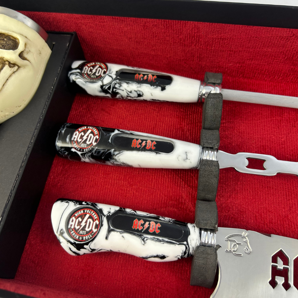 Kit AC/DC Premium - Faca 8", Garfo, Chaira e Taça Caveira em Resina - Edição Especial