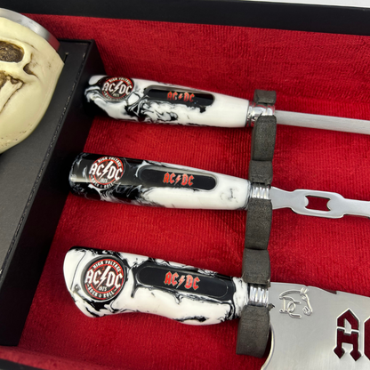 Kit AC/DC Premium - Faca 8", Garfo, Chaira e Taça Caveira em Resina - Edição Especial
