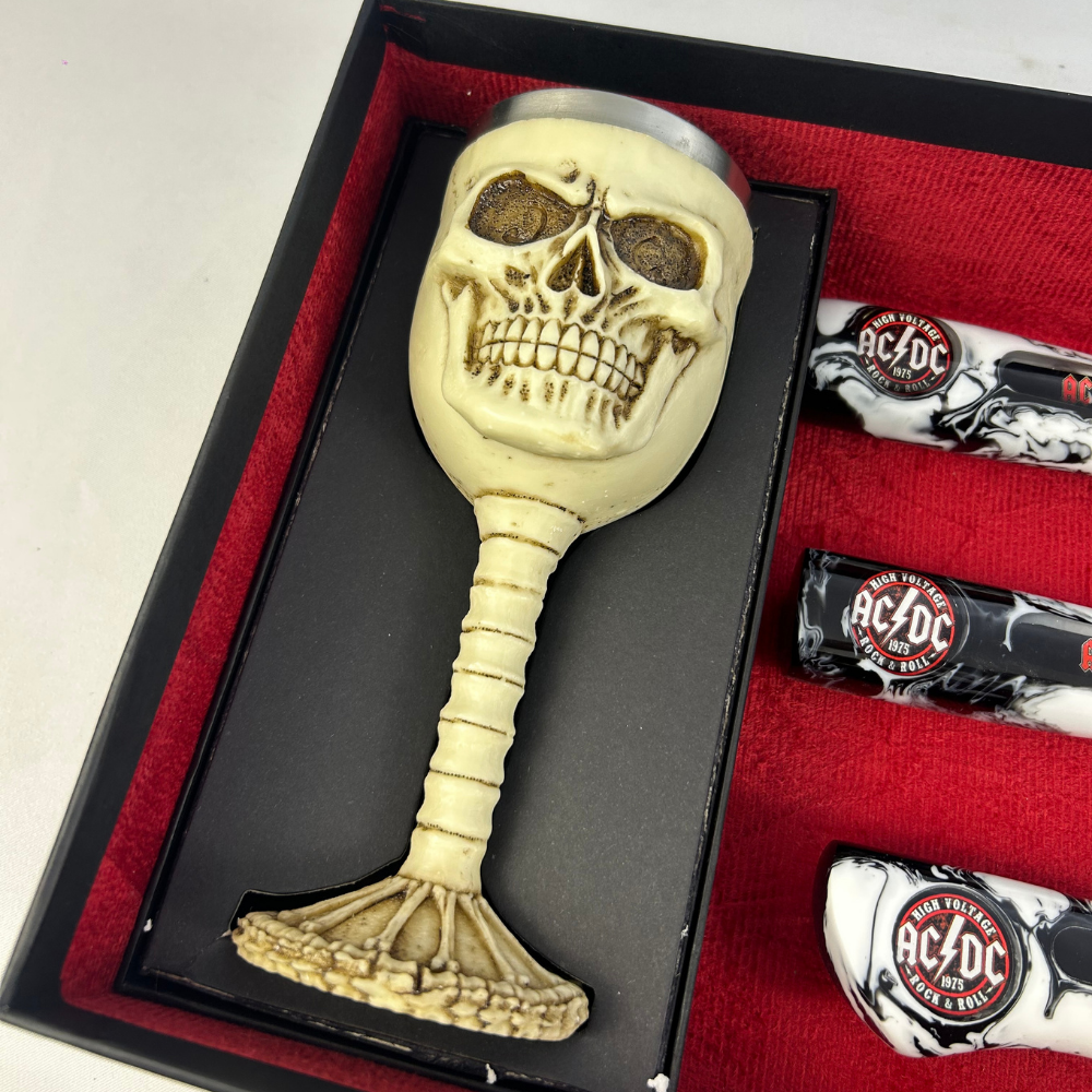 Kit AC/DC Premium - Faca 8", Garfo, Chaira e Taça Caveira em Resina - Edição Especial