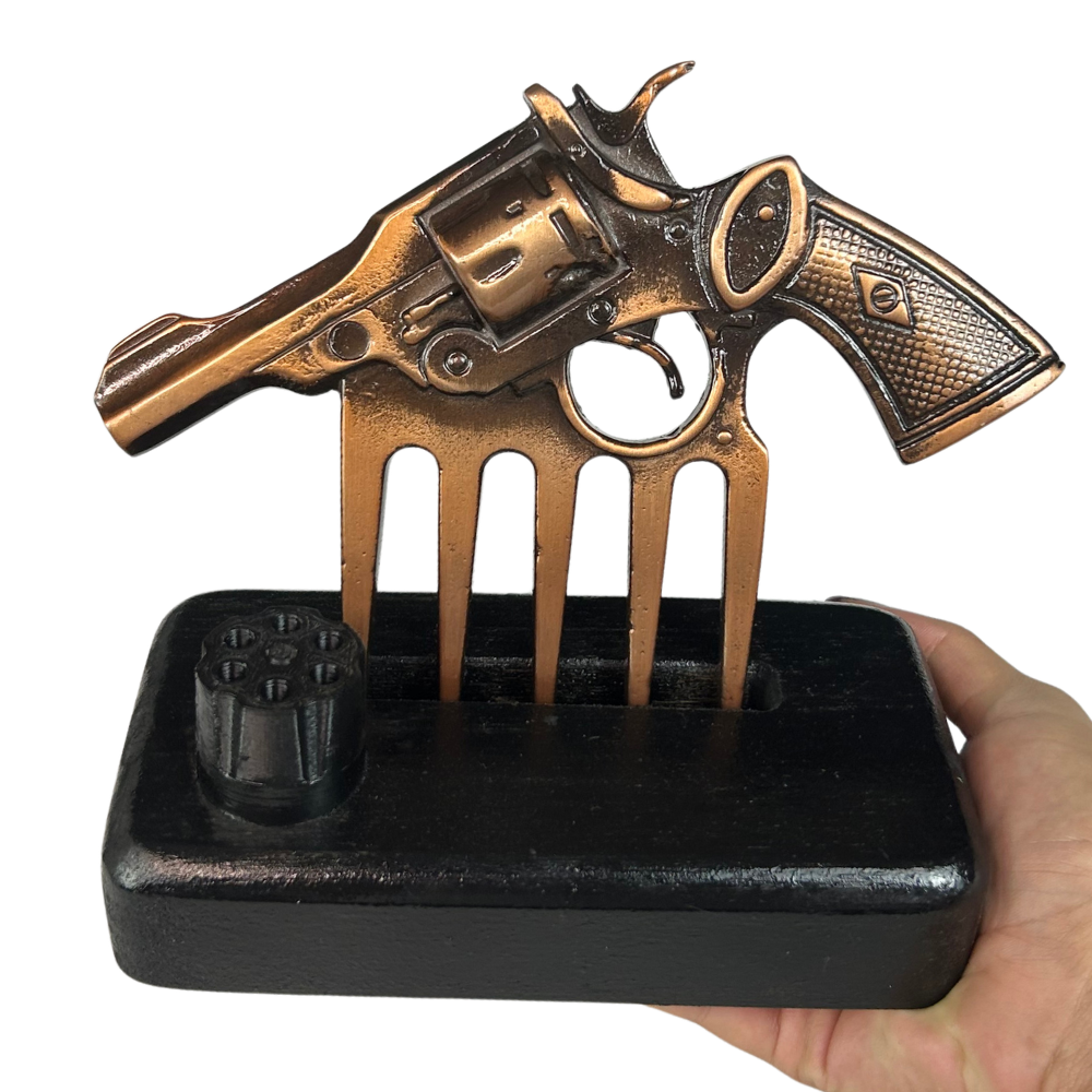 Garra em Formato de Arma Bronze com Suporte - Acabamento Cobre Envelhecido - Base Madeira Preta