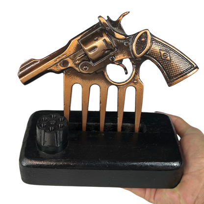 Garra em Formato de Arma Bronze com Suporte - Acabamento Cobre Envelhecido - Base Madeira Preta