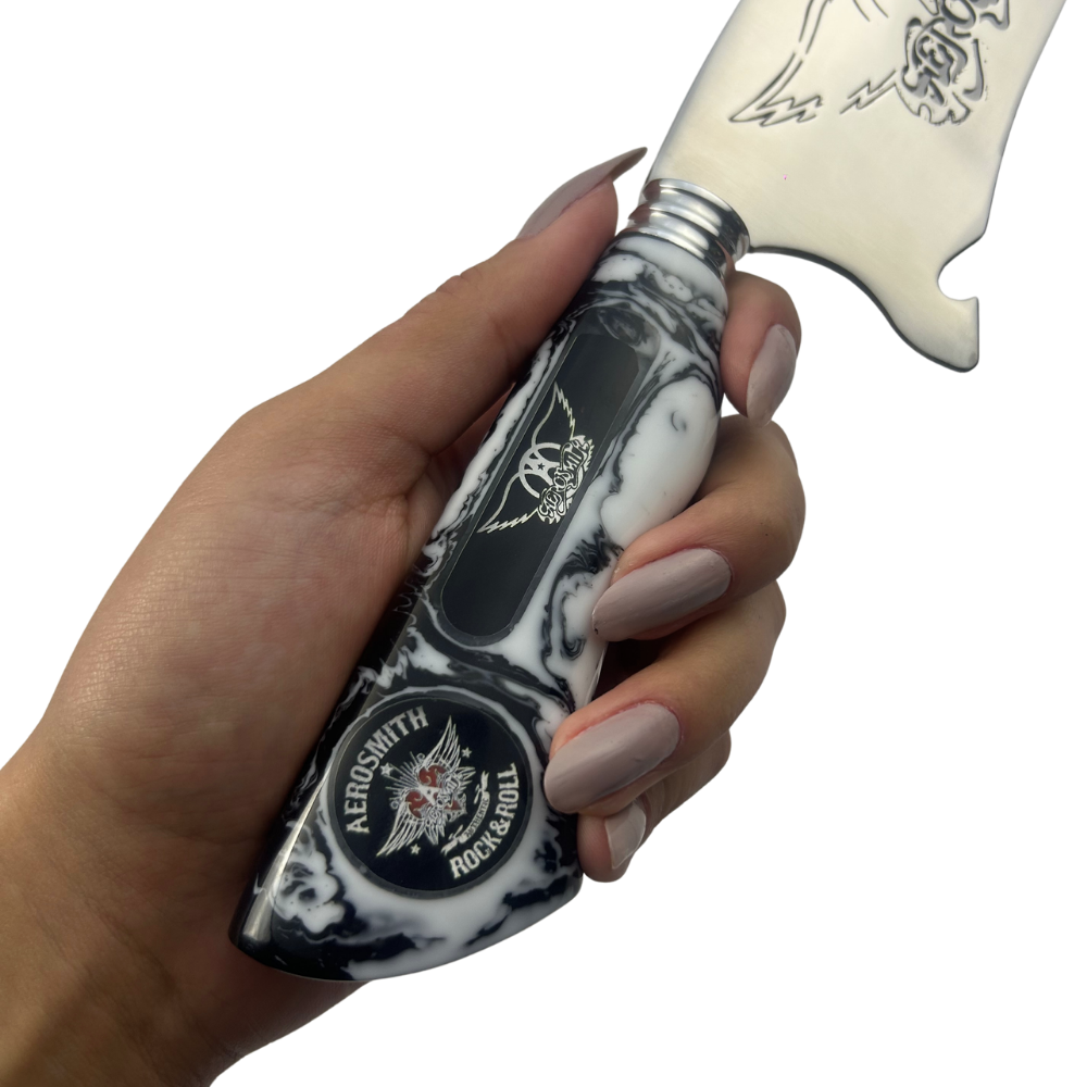 Faca Artesanal Aerosmith - Cabo Resina - Gravação Logo - Bainha Couro - Coleção Rock Legends