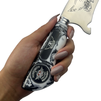 Faca Artesanal Aerosmith - Cabo Resina - Gravação Logo - Bainha Couro - Coleção Rock Legends