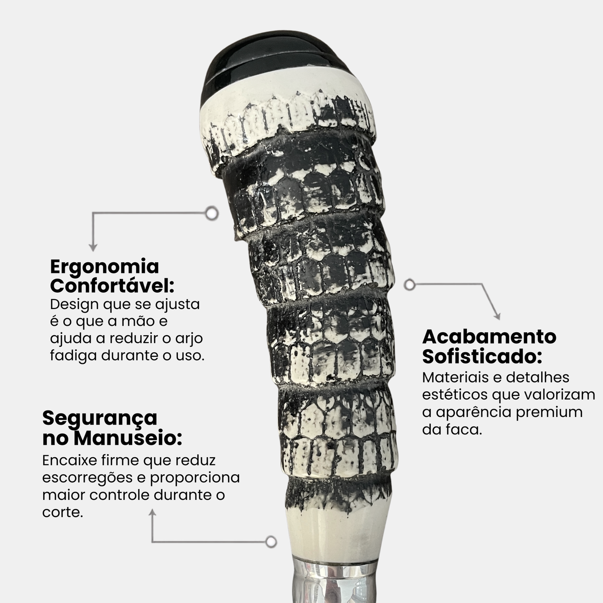 Detalhe do cabo da faca Tatu em tons de creme e preto, com textura do rabo de tatu e acabamentos prateados