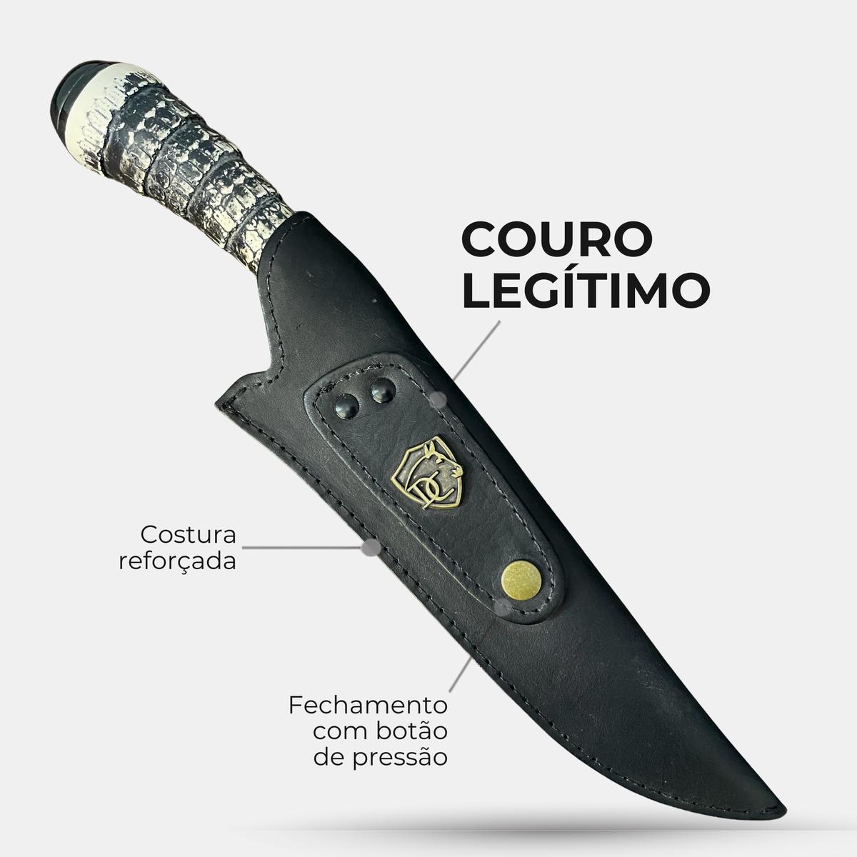 Bainha preta de couro legítimo da faca Tatu, com costura reforçada, emblema Doma Crioula e botão de pressão